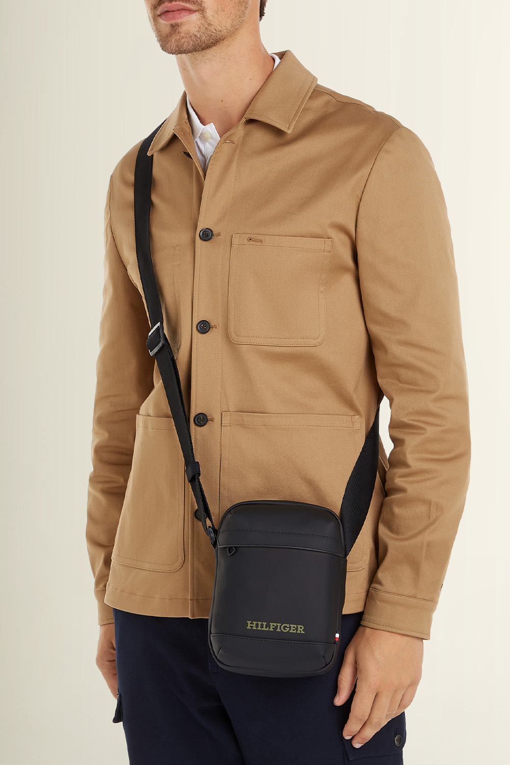 תמונת כל הלוק של תיק קרוסבודי מיני TOMMY HILFIGER